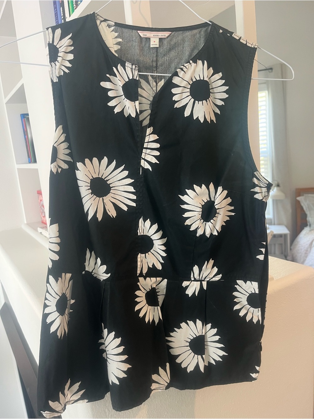 GAP Black and White Floral Print Sleeveless Top